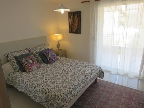 une chambre avec un lit et une fenêtre dans l'établissement Superbe Penthouse Plein Ciel Vue Panoramique, à Cannes