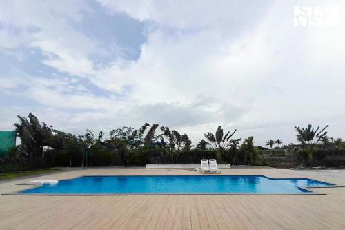 Πισίνα στο ή κοντά στο StayVista's Silver Grove - Serene Haven with Expansive Lawn & Terrace