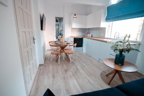 Кухня или мини-кухня в Odyssey Apartment
