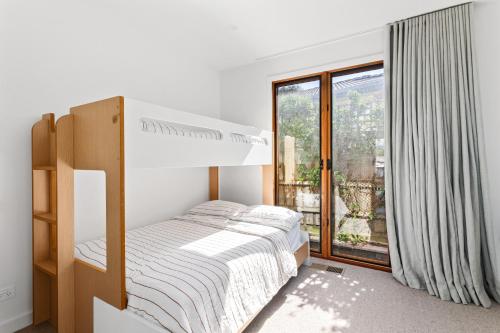 Ένα ή περισσότερα κρεβάτια σε δωμάτιο στο Effortless Coastal Luxury