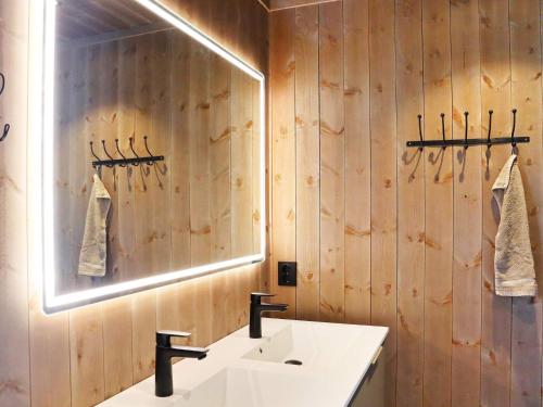 Koupelna v ubytování 10 person holiday home in Søndeled