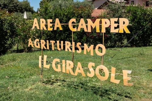 a sign in the grass that reads area camperattinylerkraucemetery at Agriturismo Il Girasole Assisi in Assisi