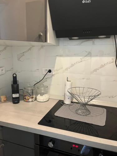 - une cuisine avec un comptoir et un bol dans l'établissement Joli apartemo o Centro, au Lavandou