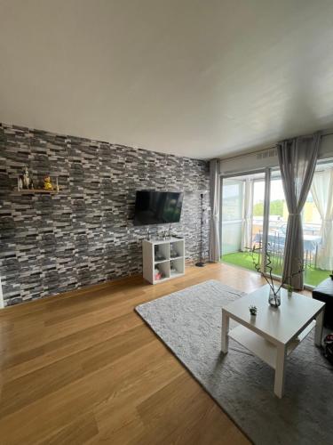 un salon avec un mur de briques dans l'établissement Joli apartemo o Centro, au Lavandou