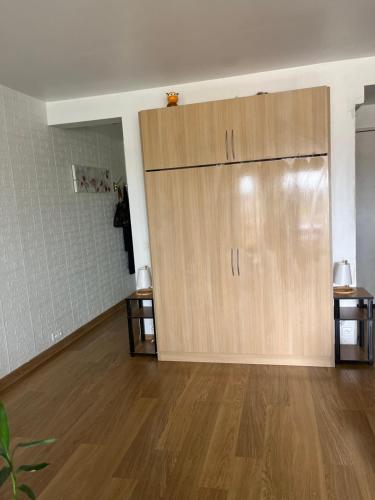 - une grande porte dans une chambre dotée de parquet dans l'établissement Joli apartemo o Centro, au Lavandou