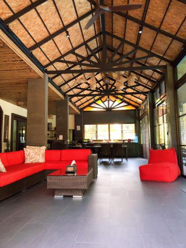 Posezení v ubytování Coral Beach Pool Villa Khao Lak