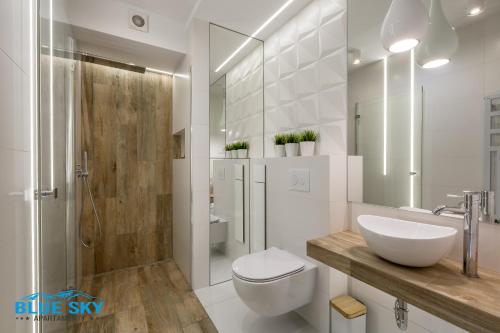 Koupelna v ubytování Apartamenty BlueSky - Ogrodnicza 7 i 9 - z widokiem na góry, w zielonej okolicy, blisko centrum i atrakcji Karpacza