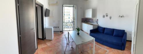 un soggiorno con un divano blu e un tavolo di Central Station a Palermo