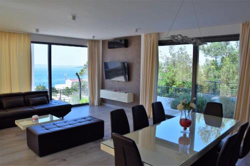 Modern Villa Selina Nera with Heated Pool & Sea View in Makarska