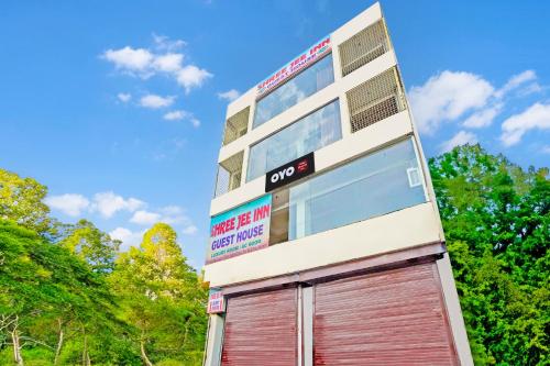 Un edificio alto con un garaje delante. en Super Hotel O Shree Jee Inn Guest House, en Gurgaon