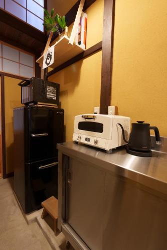 Cuisine ou kitchenette dans l'établissement 宮島 町家宿 進龍庵