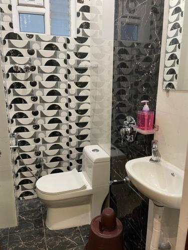un baño con inodoro y lavabo en Z Inn Gachibowli Hyderabad, en Hyderabad