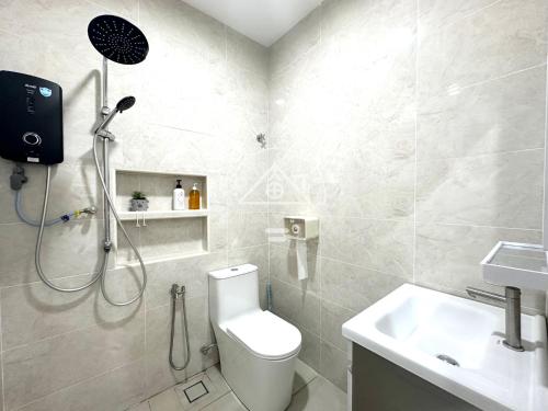 Koupelna v ubytování PD Homestay 14Pax with private swimming pool