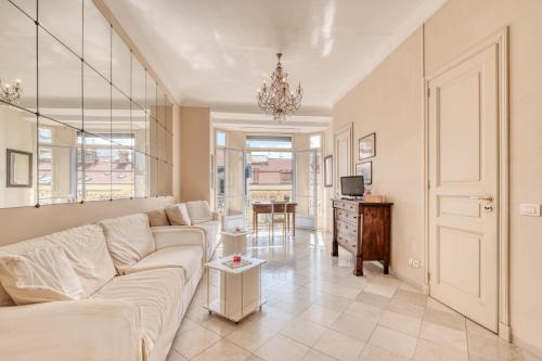 un salon avec un canapé blanc et une table dans l'établissement Astoria Bow Window Studio - Happy Rentals, à Menton