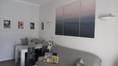 un salon avec un canapé et une table dans l'établissement Spacious and Sunny, à Nice