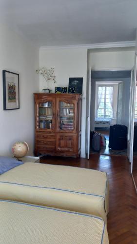 une chambre avec un lit et une commode en bois dans l'établissement Spacious and Sunny, à Nice