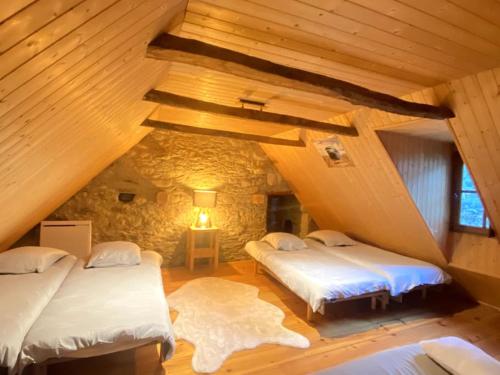 a bedroom with two beds in a attic at Maison typique rénovée 4 CHBR lac d'Oô Peyragudes in Oô