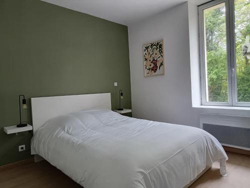 - une chambre avec un lit blanc et 2 fenêtres dans l'établissement Gîte au coeur d'un vignoble, à Saint-Aignan