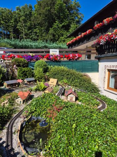 a model of a garden with a train and flowers at Gasthof zur Burgruine in Pottenstein