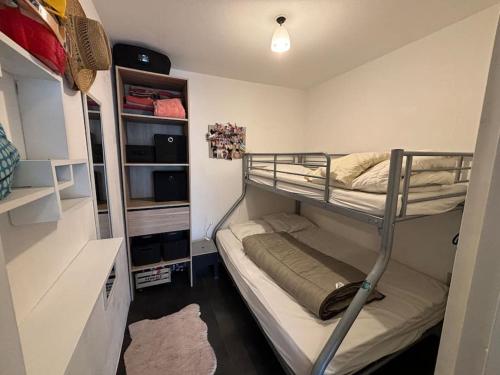 une petite pièce avec deux lits superposés dans l'établissement Le Cocon du Président, à Le Touquet-Paris-Plage