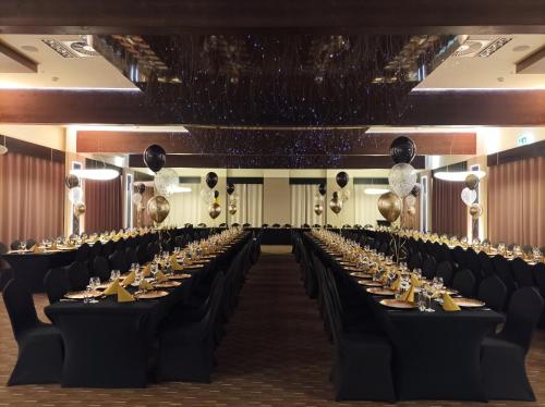 a row of tables in a banquet hall at Park Hotel Diament Zabrze - Gliwice in Zabrze