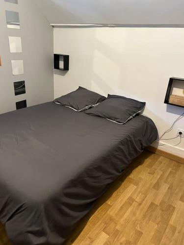 - un lit avec deux oreillers au sol dans l'établissement Made in Beaufort, à Beaufort-en-Vallée