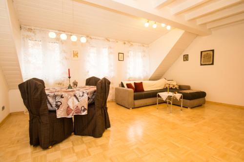 ein Wohnzimmer mit einem Tisch und einem Sofa in der Unterkunft Ferienwohnung Emilia in Speyer