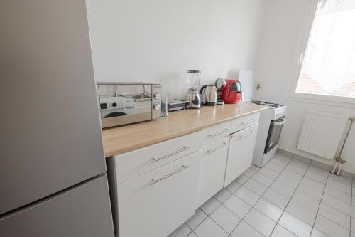 une cuisine avec un comptoir et un appareil. dans l'établissement Luxueux Havre de Paix, à Choisy-le-Roi