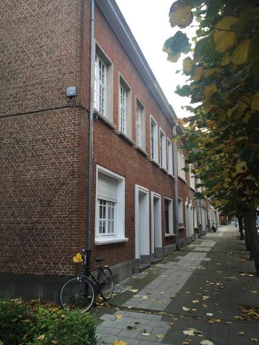a bike parked next to a brick building at Guest House Dasos Kynthos in Brussels