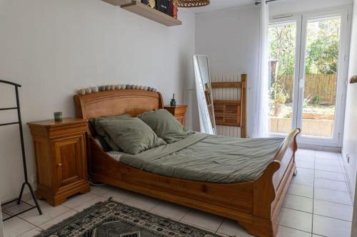 - une chambre avec un grand lit en bois et une fenêtre dans l'établissement Superb house at Nation, à Paris