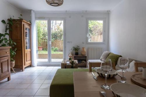 un salon avec un canapé et une table dans l'établissement Superb house at Nation, à Paris