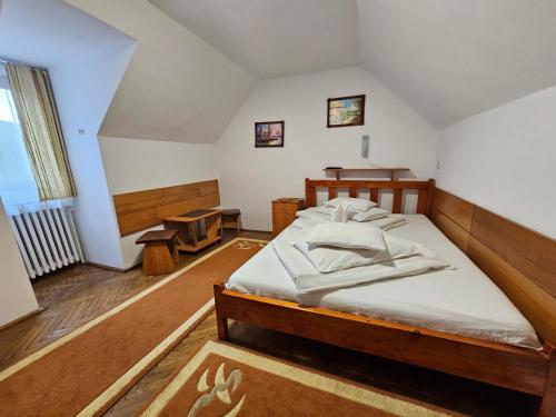 Postel nebo postele na pokoji v ubytování Vila Domokos