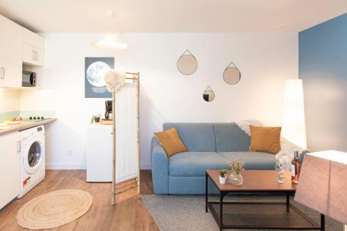 un salon avec un canapé bleu et une table dans l'établissement Studio Cannes 10 min Palais Festivals & Sea - AC & Pool, à Cannes