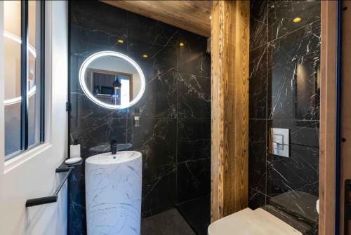 a bathroom with a toilet and a mirror at Studio façon chalet montagnard - Hyper centre in Gérardmer