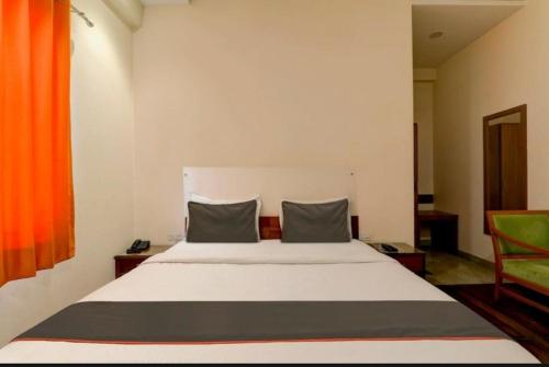 Una cama o camas en una habitación de Riddhi Inn