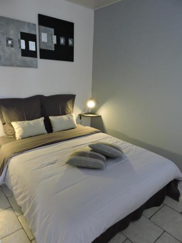 une chambre avec un grand lit avec deux oreillers dessus dans l'établissement Petit gite cote opale, à Colembert