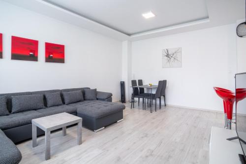 una sala de estar con un sofá y una mesa en Apartment Karadzicova, en Bratislava