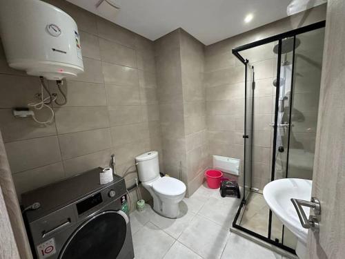 a bathroom with a toilet and a sink and a shower at Appartement 'Martil Corniche' résidence Costamar in Martil