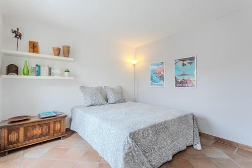 une chambre avec un lit et une table en bois dans l'établissement Villa Bonheur, à Saint-Raphaël