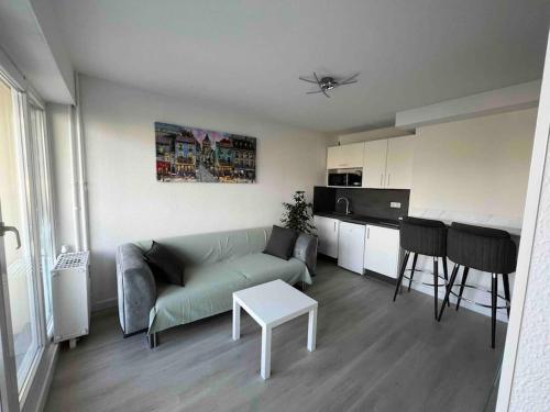 Studio centre Saint-Louis Gare Tramway Bus