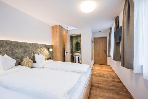 Postel nebo postele na pokoji v ubytování Gasthof Albergo Dolomiten