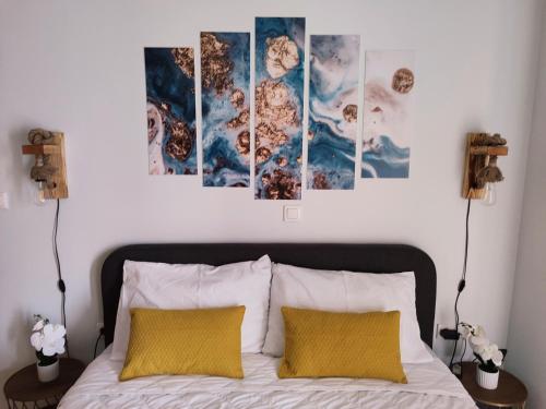 En eller flere senge i et værelse på Cozy home