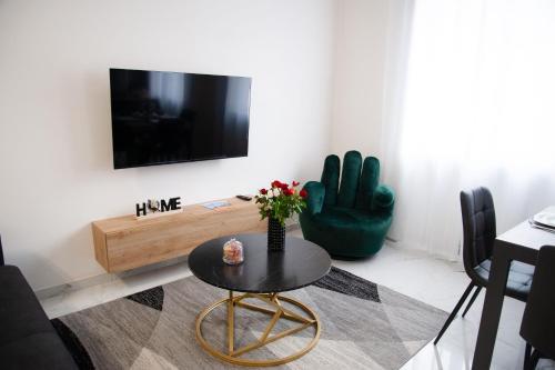a living room with a table and a tv at Nuova Arte - Dal Lago di Como allo Stadio in Como