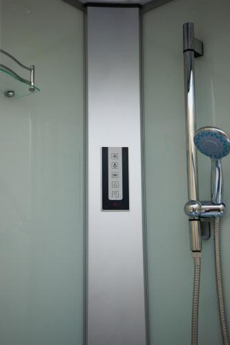 a shower stall with aperaturepayer at Nuova Arte - Dal Lago di Como allo Stadio in Como