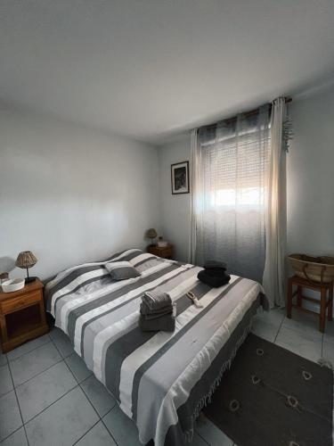 - une chambre dotée d'un grand lit avec deux sacs dans l'établissement Location appart 2 pièces a Agay, à Saint-Raphaël