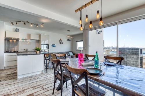 une cuisine et une salle à manger avec une table et des chaises dans l'établissement Marina Port Camargue, au Grau-du-Roi