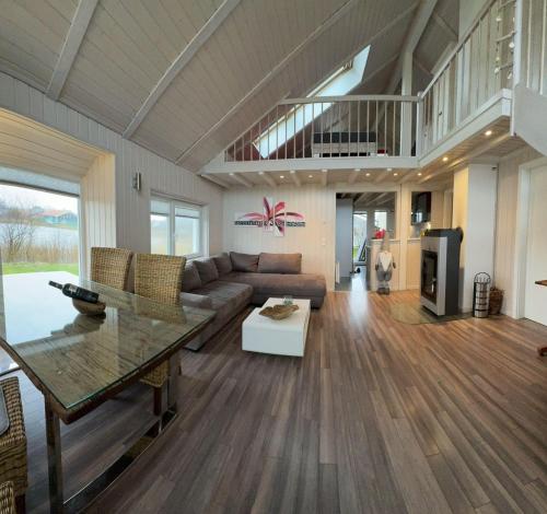 Χώρος καθιστικού στο Sealect-Hus-5-direkt-an-der-Nordsee-nahe-St-Peter-Ording-mit-Sauna-Whirlpool-und-Kamin