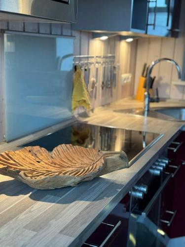 Η κουζίνα ή μικρή κουζίνα στο Sealect-Hus-5-direkt-an-der-Nordsee-nahe-St-Peter-Ording-mit-Sauna-Whirlpool-und-Kamin