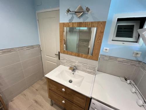 a bathroom with a sink and a mirror at Cabane Meysouet-maison refaite à neuf vélo Bourg in Mimizan