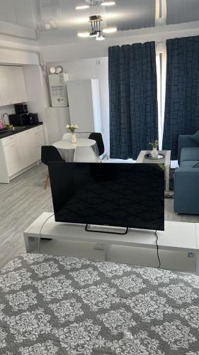 a living room with a couch and a table with a rug at Studio G1 in Năvodari